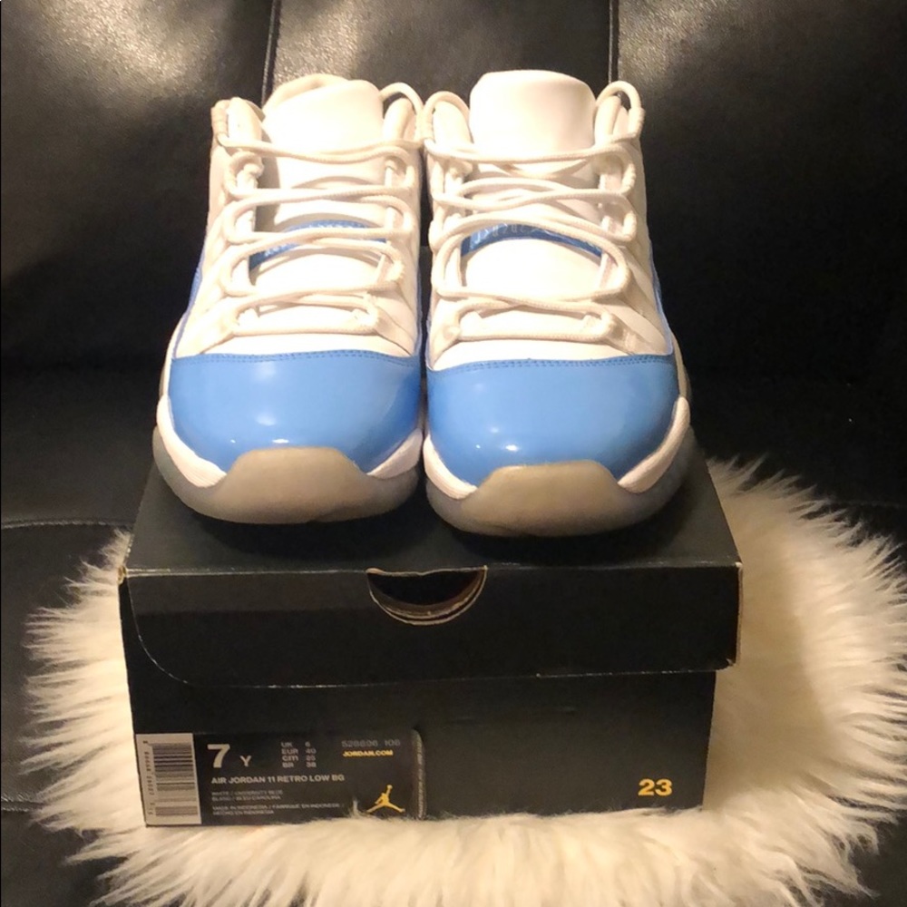 🚫SOLD🚫Jordan 11 retro low university blue size 7